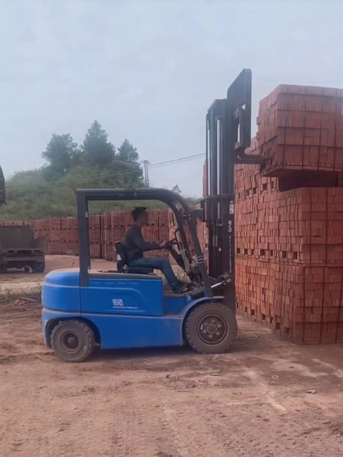 Empilhadeiras de 4 rodas ECB35