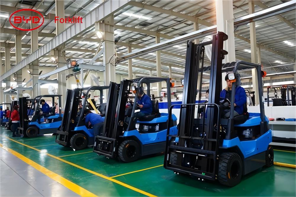 Carretilla elevadora eléctrica y fábrica.