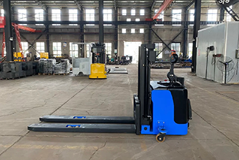 Empilhadeira para caminhão retrátil R15TJS