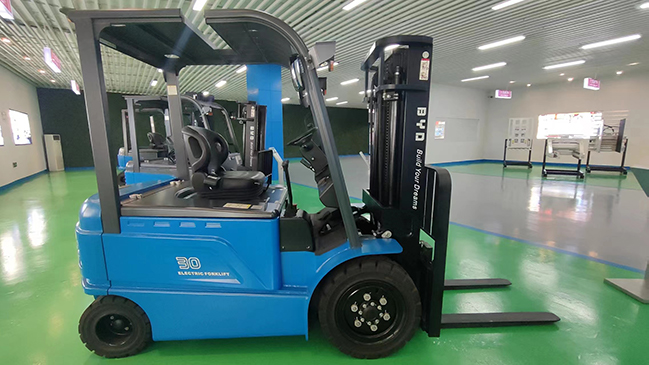 Empilhadeira de 4 rodas ECB30