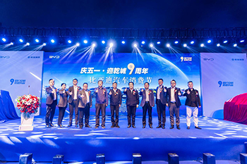 Apresentamos o BYD Q45TS, um trator de reboque robusto projetado para lidar com cargas de 4.500 kg. Com seu design conveniente de passagem baixa, os operadores podem entrar e sair do veículo sem esforço. Além disso, tanto o volante como o assento GS12 são totalmente ajustáveis ​​para máximo conforto. Todos os tratores de reboque BYD são movidos por baterias de fosfato de ferro-lítio e vêm com opção de carregadores rápidos. Esta seleção adaptável de bateria e carregador garante que cada caminhão BYD possa operar em vários turnos sem a necessidade de substituições ou trocas de bateria. 2.2.png Parâmetro do produto: Identificação 1.1 Fabricante BYD 1.2 Modelo Q45TS 1.3 Acionamento elétrico 1.4 Tipo de operador Suporte em Peso nominal de reboque kg 4500 Força de reboque N 750 Peso peso kg 750 Dimensões Altura do dispositivo de reboque mm 280/350 4,19 Comprimento total l1 mm 1720 4,21 Geral largura b1 mm 980 4,35 Raio de giro mínimo Wa mm 1560 Dados de desempenho 5.1 Velocidade de deslocamento, com/sem carga Km/h 12/13 5,8 Velocidade máx. capacidade de rampa, com/sem carga % 6/15 5.10 Freio de serviço Hidráulico 8.1 Tipo de controle de acionamento AC 8.4 Nível sonoro no ouvido do motorista dB(A) &lt;70 Tipo de dispositivo de reboque Classificação PIN: Tecnologia BYD Iron-Phosphate Bateria 24V 130Ah AC drive AC controle Carregador de bordo 24V 30A Tempo de carregamento de 3 horas Porta USB de 5V 32.png Configuração opcional: Direção mecânica Direção assistida elétrica 100A Carregador padrão 30A Carregador de bordo 33.png Vantagens do produto: Alcance ultralongo: Com sua substancial capacidade de bateria , este veículo está bem equipado para realizar operações prolongadas, mesmo em longas distâncias. Carregamento rápido: incorpora tecnologia de carregamento rápido, permitindo um carregamento rápido em movimento, sem a necessidade de substituição da bateria. Além disso, ele vem com uma porta de carregamento padrão nacional, garantindo um carregamento conveniente e descomplicado. Operação fácil de usar: Projetado para conforto e segurança, este veículo oferece uma posição de direção em pé e uma alça multifuncional com ajuste contínuo, garantindo uma operação confortável e segura. A inclusão de um sistema de direção assistida elétrica torna a condução significativamente mais fácil para o operador. Segurança e Eficiência: Para maior conforto e segurança, possui encosto e pedais amortecedores. Além disso, o pedal stand-on inclui uma função de corte automático de energia quando desengatado, adicionando uma camada extra de segurança. Além disso, o veículo está equipado com funções de proteção contra desligamento e proteção contra sobrecarga. 4.png Inspeção de produtos: A BYD Forklift, como fabricante de empilhadeiras respeitável, dá grande ênfase à realização de inspeções rigorosas de produtos e à implementação de medidas robustas de controle de qualidade para manter os altos padrões de qualidade e desempenho associados aos seus produtos de empilhadeiras. Este meticuloso processo de garantia de qualidade começa com a Inspeção de Matérias-Primas, onde a BYD avalia escrupulosamente as matérias-primas utilizadas na produção, incluindo aço, componentes eletrônicos, lubrificantes, revestimentos e outros elementos essenciais. As matérias-primas devem obedecer rigorosamente a padrões e especificações de qualidade específicas. Além disso, durante o Processo de Fabricação, a BYD supervisiona e inspeciona atentamente os estágios críticos de fabricação para garantir que cada componente esteja alinhado com as especificações de projeto designadas. Isto envolve um exame minucioso da soldagem, processamento mecânico, conexões elétricas e várias outras facetas do processo de produção. Após a montagem da empilhadeira, a BYD realiza testes de desempenho abrangentes para avaliar vários parâmetros, incluindo potência do motor, sistemas de suspensão, sistemas de freio, sistemas de controle do motorista e muito mais. Estas avaliações são realizadas para garantir que o desempenho da empilhadeira esteja de acordo com os padrões de excelência predefinidos. A segurança continua sendo uma preocupação primordial, levando a BYD a submeter suas empilhadeiras a rigorosos testes de segurança, que abrangem avaliações críticas, como testes de colisão, avaliações de estabilidade, testes de segurança elétrica e uma série de outros exames relacionados à segurança para exceder os padrões de segurança estipulados. Para garantir consistência e excelência em seus produtos, a BYD implementou um sistema abrangente de Controle de Qualidade, integrando protocolos meticulosos de inspeção e teste, práticas detalhadas de documentação, treinamento de funcionários e outras medidas essenciais. Posteriormente, uma Inspeção Final é realizada após a conclusão da produção da empilhadeira, implicando um exame abrangente de toda a empilhadeira para confirmar a instalação precisa dos componentes, a ausência de defeitos aparentes e a obtenção do desempenho ideal. Após passarem com sucesso em todas as inspeções e testes necessários, as empilhadeiras podem obter certificações de produto relevantes, servindo como prova de sua estrita adesão aos padrões internacionais e regionais de qualidade e segurança. Embalagem e transporte: Fabricantes e fornecedores normalmente assumem a responsabilidade de embalar e transportar empilhadeiras para proteger esses produtos de possíveis danos durante o transporte. Embalagem: Para preservar a aparência e a integridade mecânica das empilhadeiras, elas são rotineiramente acondicionadas em embalagens protetoras antes de saírem da fábrica. Este regime de embalagem geralmente envolve o uso de caixas de madeira, enchimento de espuma, filme plástico e materiais de cintagem robustos. Estas medidas são tomadas para garantir que as empilhadeiras permaneçam ilesas e não sejam afetadas por quaisquer choques ou colisões que possam ocorrer durante o transporte. Inspeção e testes: Antes de saírem da fábrica, os fabricantes normalmente submetem as empilhadeiras a inspeções e procedimentos de testes rigorosos. Estas medidas existem para garantir que as empilhadeiras estejam em ótimas condições de funcionamento e seguras para transporte. São realizados exames abrangentes, abrangendo componentes mecânicos, baterias, sistemas de freio e vários outros elementos críticos. Envio: Assim que as empilhadeiras forem embaladas adequadamente e passarem pela inspeção com sucesso, elas estarão prontas para envio. A escolha do método de transporte das empilhadeiras depende de vários fatores, incluindo distância, destino, considerações regionais e preferências do cliente. As opções podem abranger transporte rodoviário, marítimo, aéreo ou outros meios adequados para facilitar a entrega oportuna e segura. Documentação e Licenças: Dependendo dos requisitos específicos impostos pelo país ou região de destino, pode ser necessário fornecer documentos e licenças pertinentes. Estas medidas garantem que as empilhadeiras possam ser importadas legalmente e operadas dentro da área específica, cumprindo assim todos os regulamentos aplicáveis ​​e facilitando um processo de transporte tranquilo e legal.微信图片_202311272315381.jpg Introdução da empresa: Fundada em 2009, a BYD Forklift opera como uma subsidiária da BYD Co., Ltd. e está estrategicamente localizada no distrito de Zhenjiang, na cidade de Shaoguan. Este empreendimento impressionante registou um investimento total substancial de 515 milhões de RMB, cobrindo uma área extensa que abrange aproximadamente 700.000 metros quadrados. A principal responsabilidade da BYD Forklift reside na produção de uma ampla gama de séries de empilhadeiras elétricas BYD. Isso inclui a série de empilhadeiras elétricas de contrapeso, a série de empilhadeiras elétricas para armazéns e a série de tratores de reboque elétricos, entre outras ofertas notáveis. A BYD Forklift estabeleceu diligentemente uma linha de produção abrangente de empilhadeiras, composta por quatro linhas dedicadas de usinagem e soldagem, além de uma linha de pintura bem equipada e três linhas de montagem final. Esta infraestrutura confere à instalação uma impressionante capacidade de produção anual, capaz de entregar 30.000 unidades para atender à demanda do mercado. Além disso, a BYD Forklift dá forte ênfase à garantia de qualidade, apoiada por uma linha de testes profissional e um sistema de qualidade abrangente que obteve a certificação ISO9001. Estas medidas rigorosas são meticulosamente implementadas para garantir a qualidade inabalável de cada empilhadeira, prometendo assim aos clientes um nível consistentemente elevado de qualidade e um serviço excepcional. Como parte de seu compromisso duradouro com a excelência, a BYD Forklift tem aspirado consistentemente a emergir como uma marca global proeminente no setor de empilhadeiras elétricas. A filosofia de desenvolvimento inabalável da empresa está encapsulada nos princípios de