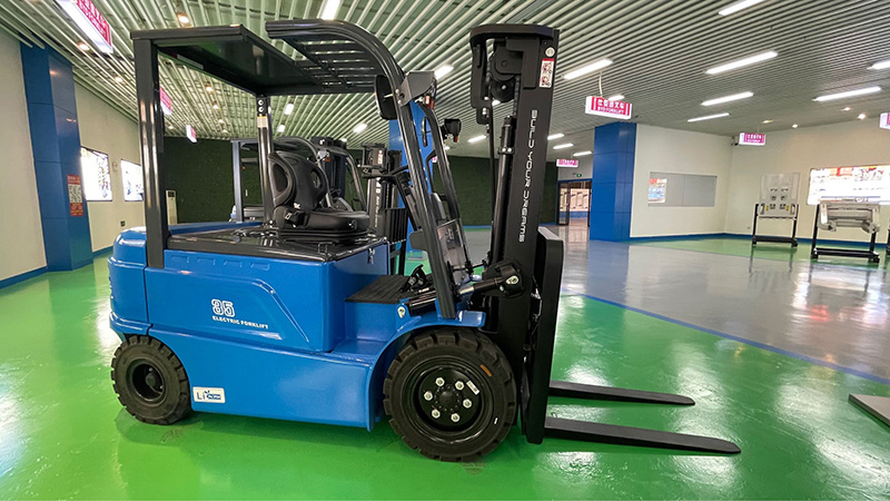 Vierrad-Elektrostapler ECB30