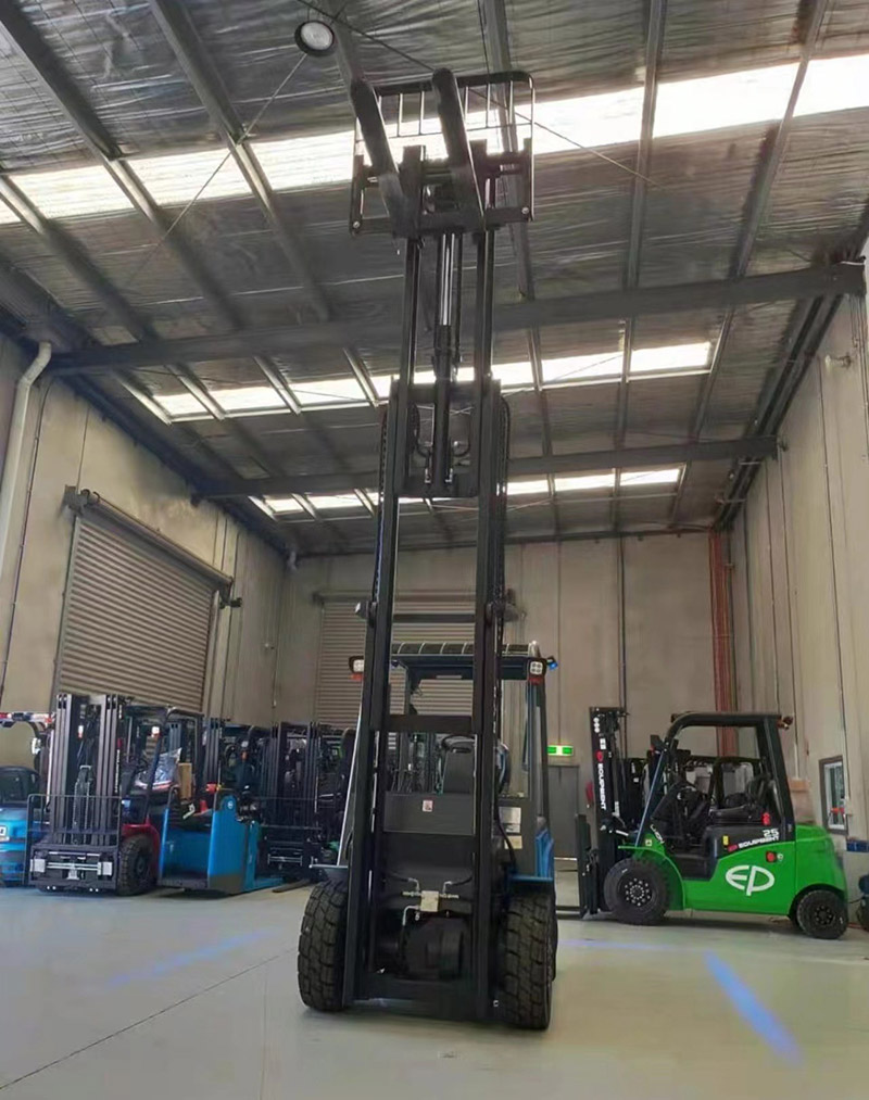 4륜 전동 지게차 ECB18D