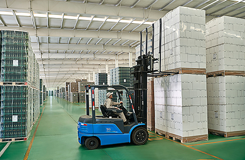 Empilhadeira elétrica de quatro rodas 1,8D tonelada