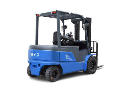 Carretilla elevadora contrapesada BYD ECB50: ahora disponible con un sistema de carga dual