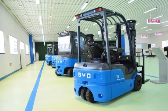 Empresas vendem empilhadeiras de 2,5 toneladas