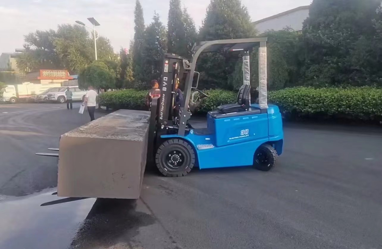 Empilhadeiras de 4 rodas ECB40