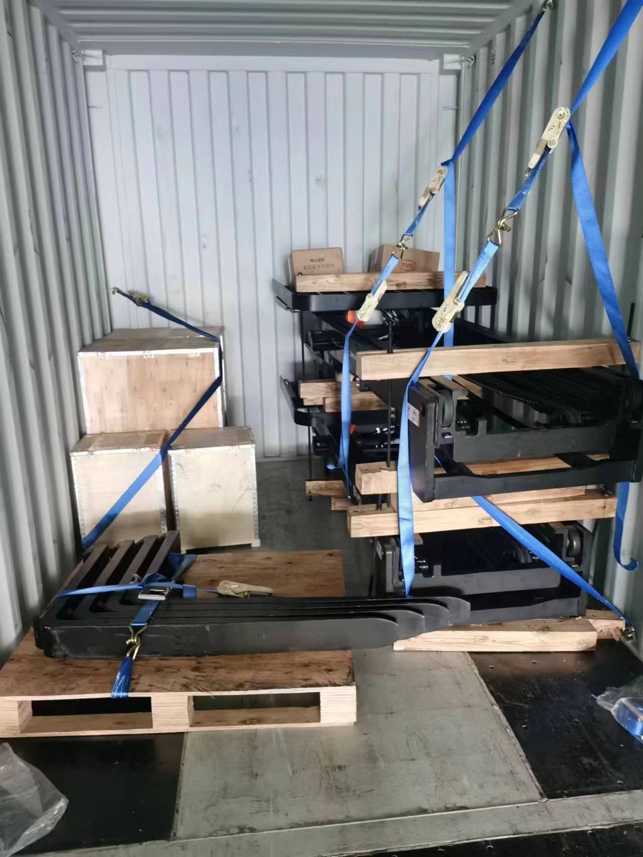 Four Wheel Electric Forklift ECB35